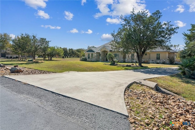 view of front of house featuring a front lawn