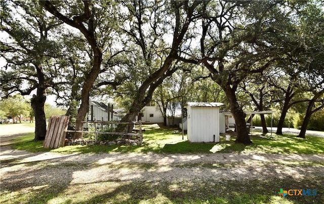 view of yard featuring a storage shed