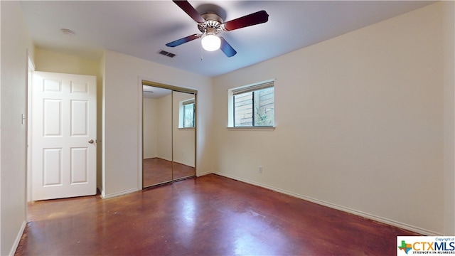 unfurnished bedroom with ceiling fan and a closet