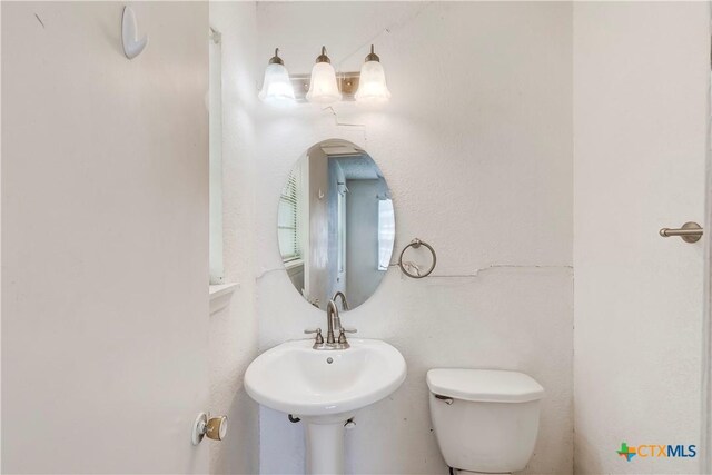 907 Curry Ave, Copperas Cove, TX 76522 - bathroom with toilet and a sink