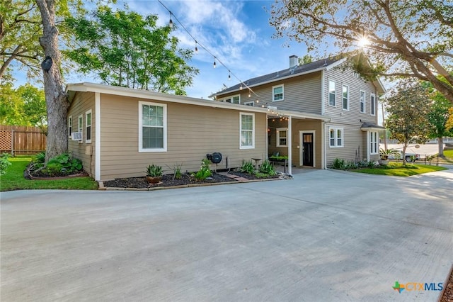 406 S Liberty St, Victoria, TX 77901 - traditional home featuring fence