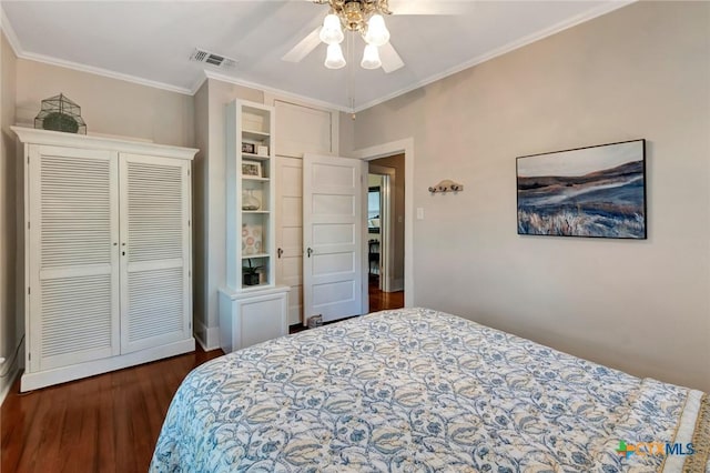 406 S Liberty St, Victoria, TX 77901 - bedroom featuring ceiling fan, a closet, ornamental molding, visible vents, and dark wood-style flooring