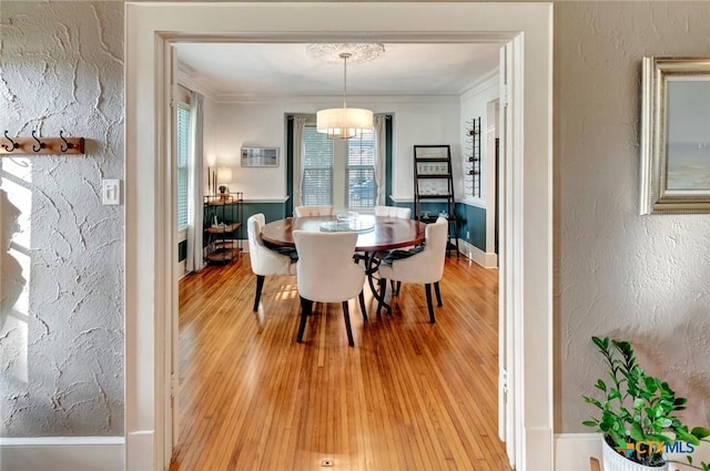 406 S Liberty St, Victoria, TX 77901 - dining room featuring crown molding and light wood-style floors