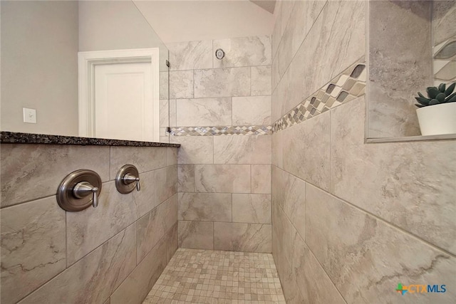 bathroom featuring tiled shower