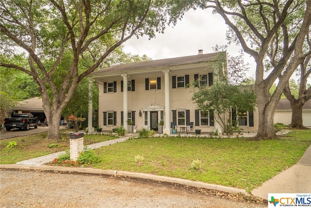 view of front of house featuring a front lawn