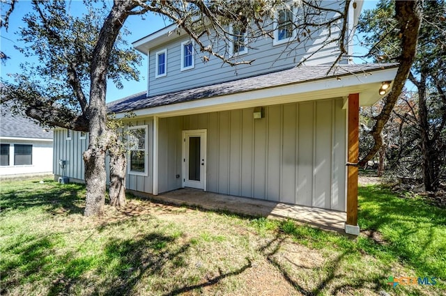 rear view of house featuring a lawn