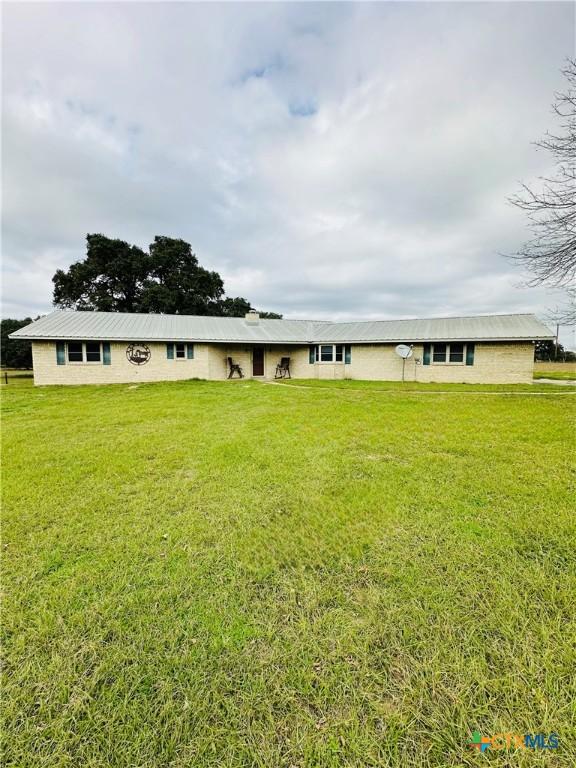 view of front of property featuring a front yard