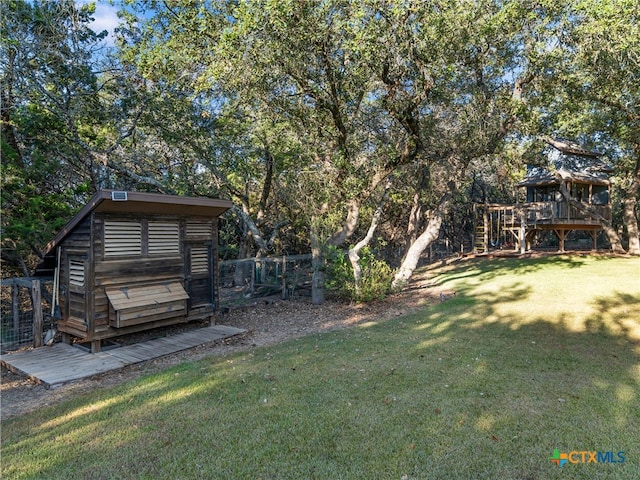 view of yard featuring a storage shed