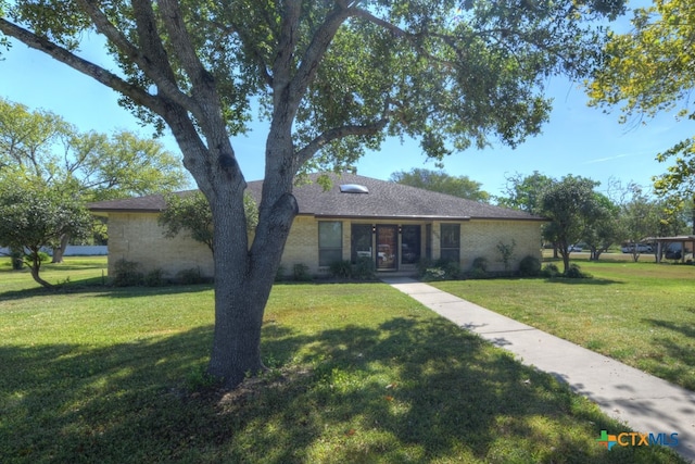 ranch-style house featuring a front yard