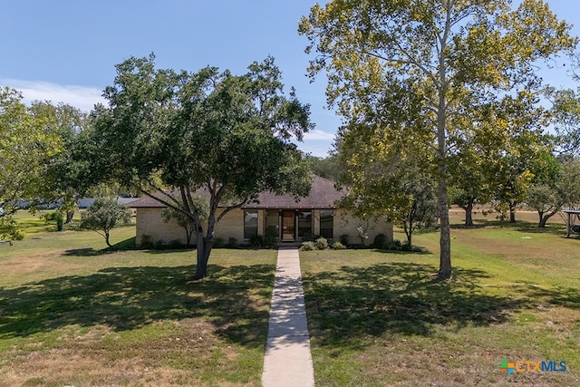 view of front of property featuring a front yard