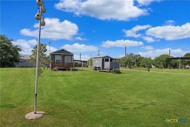 view of yard featuring an outbuilding