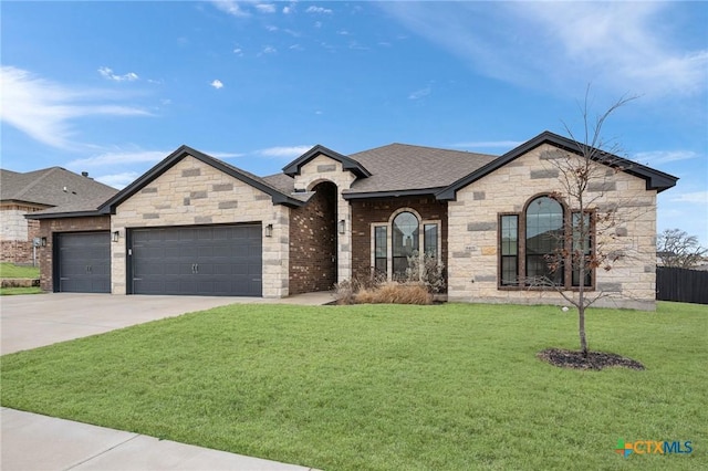 view of front of house featuring a shingled roof, a front yard, driveway, and an attached garage