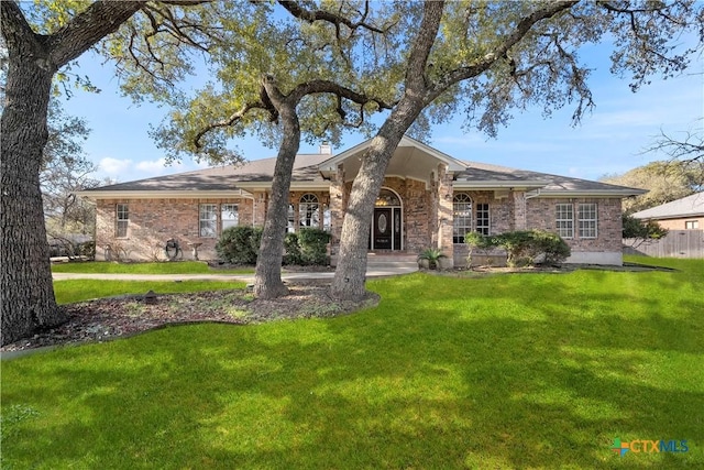 ranch-style home featuring a front lawn