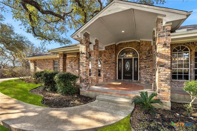 property entrance featuring a porch