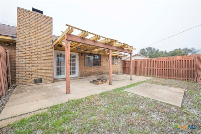 view of yard with a patio, a fenced backyard, and a pergola