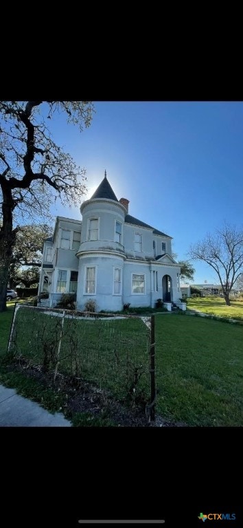 view of front of home featuring a front yard