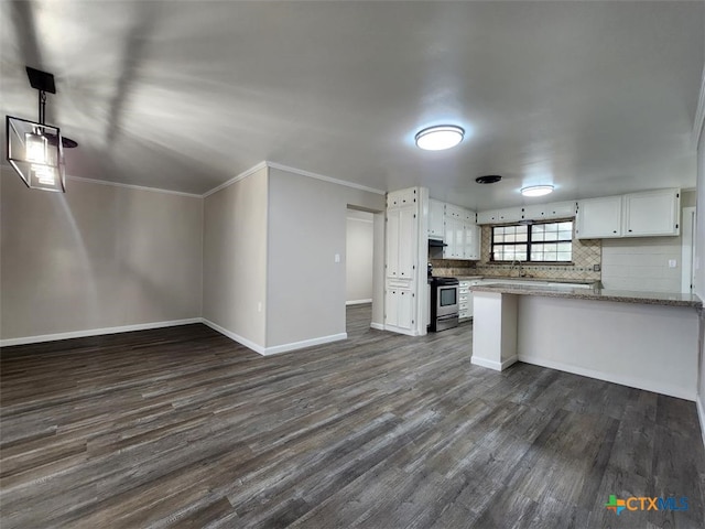 kitchen featuring dark wood finished floors, white cabinetry, stainless steel electric range oven, and a peninsula