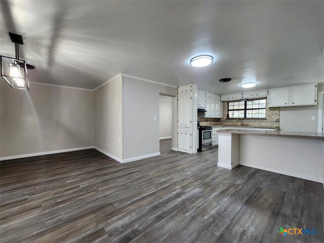 kitchen featuring dark wood-type flooring, stainless steel electric range oven, white cabinets, and decorative backsplash