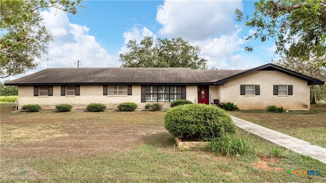 ranch-style home featuring a front lawn