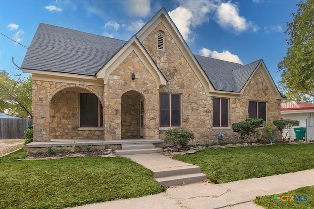 view of front facade featuring a front lawn