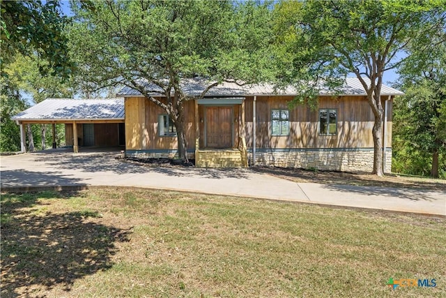 view of front facade featuring a carport and a front yard