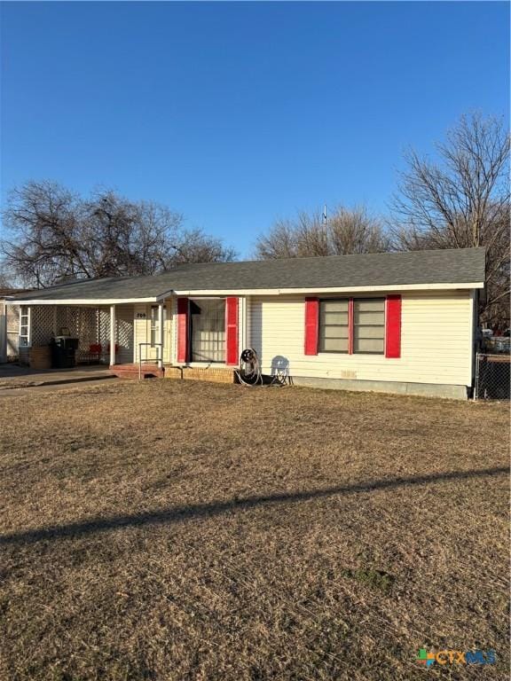 single story home featuring a front lawn