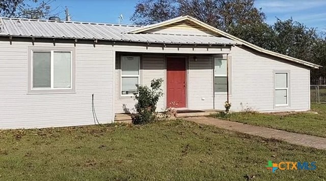 view of front of property featuring a front yard