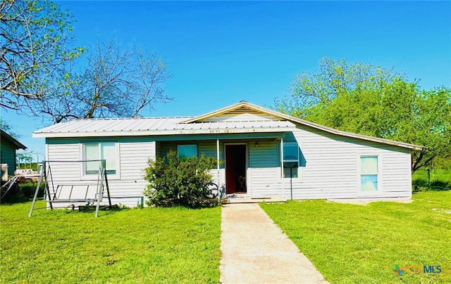 bungalow featuring a front lawn