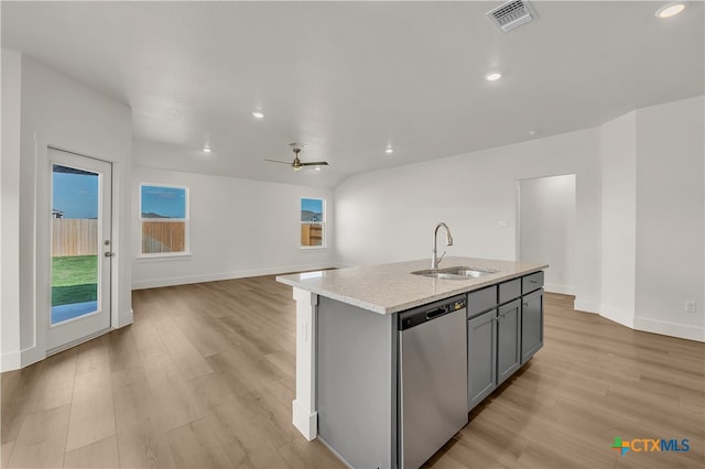 kitchen with ceiling fan, dishwasher, sink, light hardwood / wood-style flooring, and an island with sink