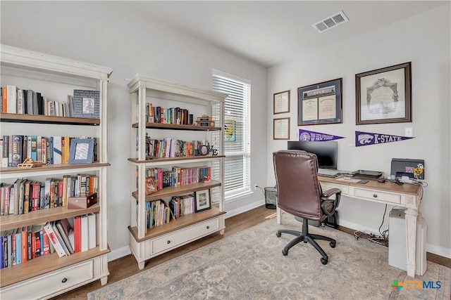 home office with visible vents and baseboards