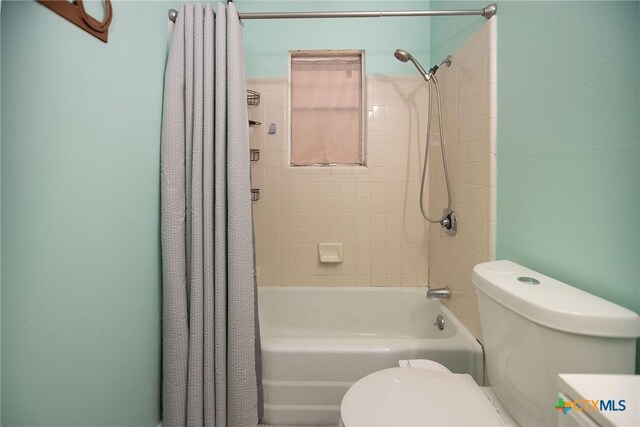 2102 Leon Dr, Port Lavaca, TX 77979 - full bathroom featuring toilet and shower / tub combo
