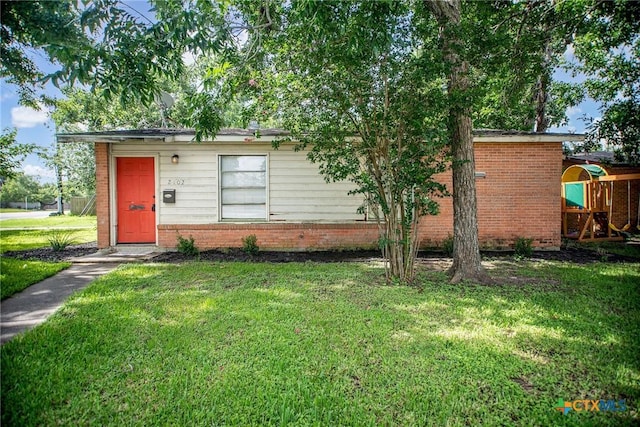 2102 Leon Dr, Port Lavaca, TX 77979 - view of front facade featuring a front yard and brick siding
