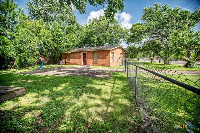 2102 Leon Dr, Port Lavaca, TX 77979 - view of yard