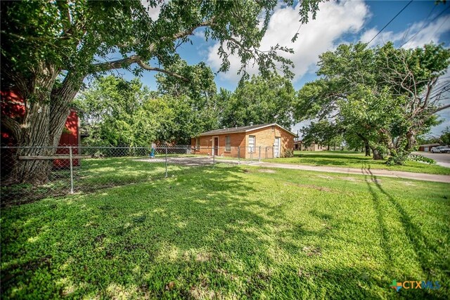 2102 Leon Dr, Port Lavaca, TX 77979 - view of yard