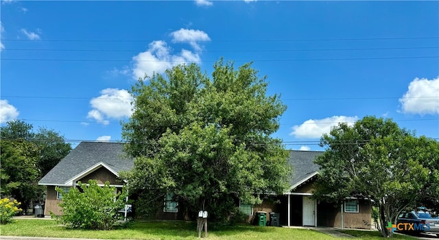 view of front facade with a front yard