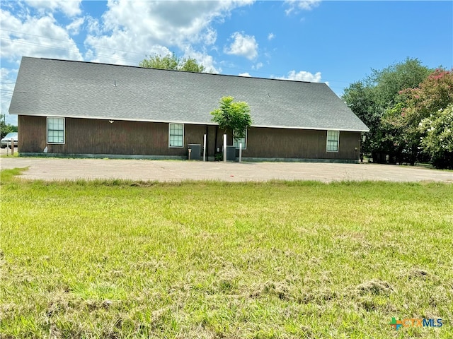 view of front of home featuring a front yard