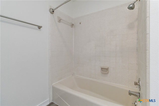 bathroom with tiled shower / bath combo