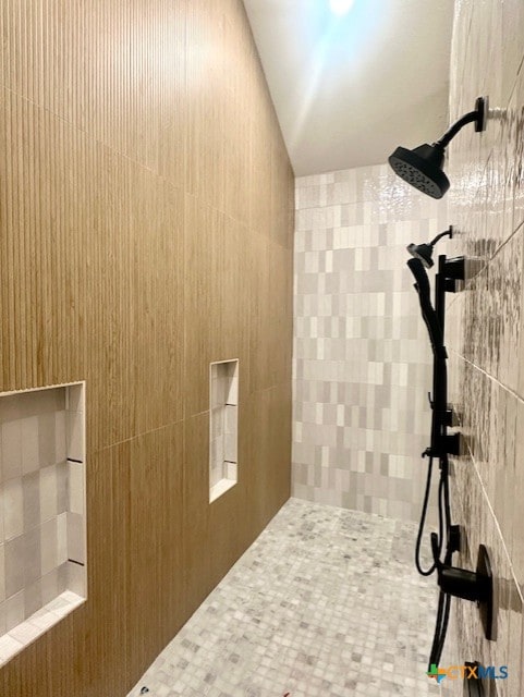 full bath with tiled shower and vaulted ceiling