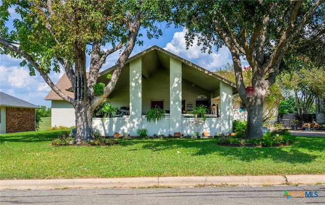 view of front facade featuring a front lawn