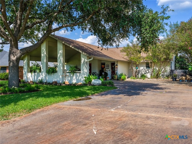 ranch-style house featuring a front lawn