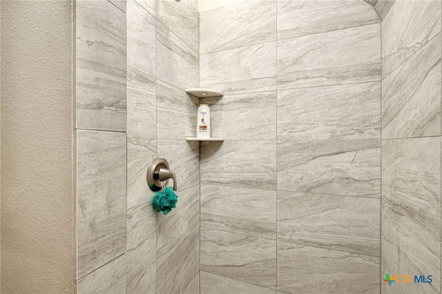 details featuring a tile shower