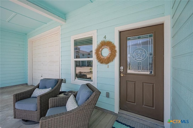 property entrance featuring a porch