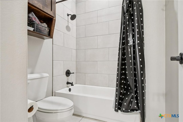 full bathroom featuring toilet and shower / bath combo with shower curtain