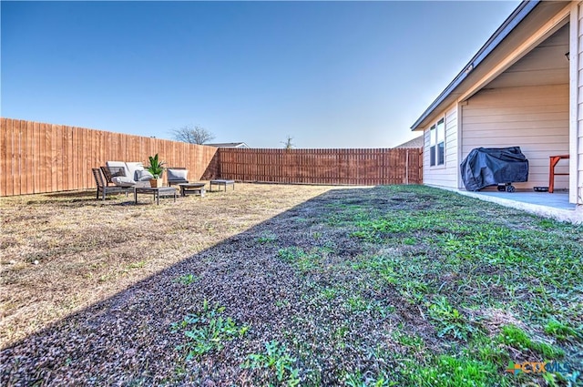 view of yard featuring outdoor lounge area