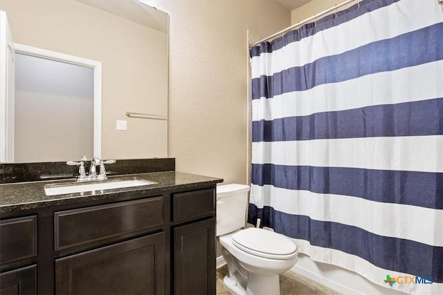 bathroom with a shower with curtain, vanity, and toilet