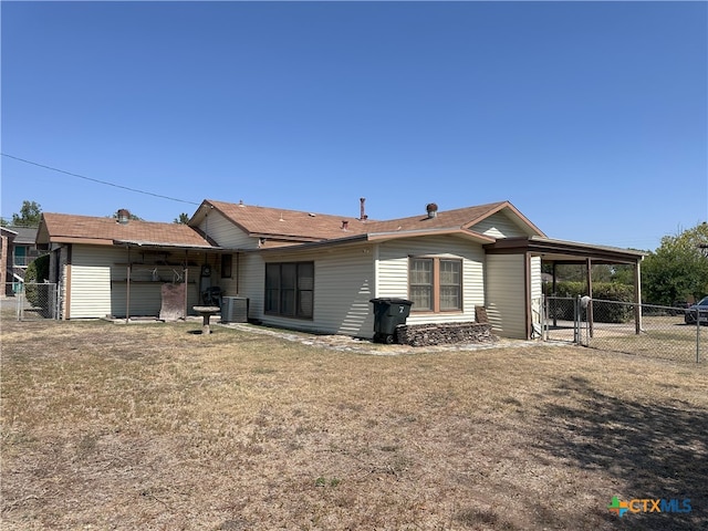 view of front facade with a front yard