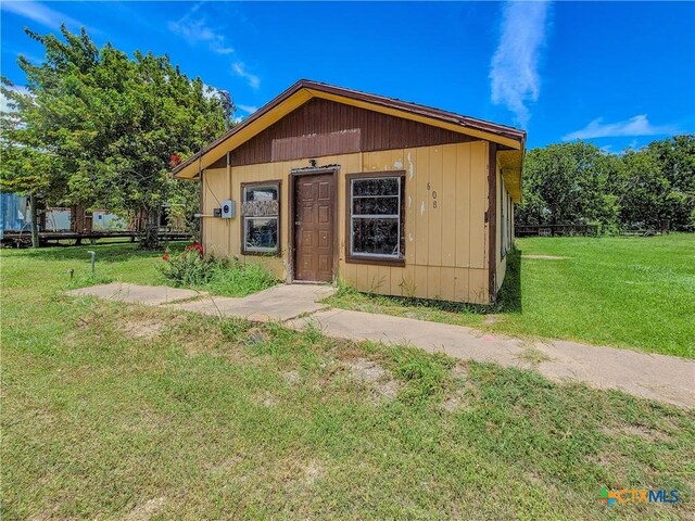 608 S Benavides St, Port Lavaca, TX 77979 - photo 2