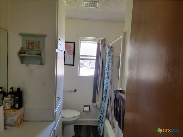 full bathroom featuring a textured ceiling, toilet, shower / tub combo, visible vents, and baseboards