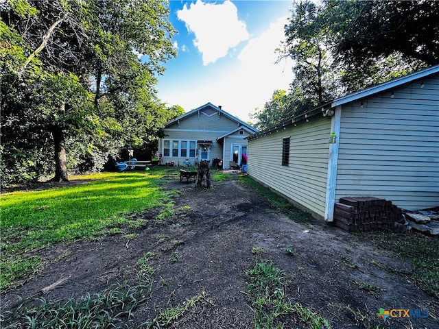 view of front of house featuring a front lawn