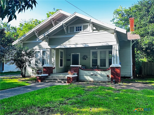 view of front of home featuring a front lawn and covered porch